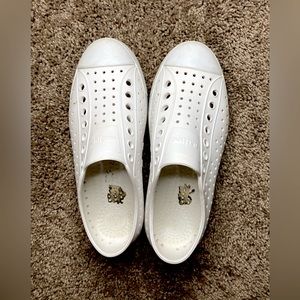 Natives White woman’s 8 shoe